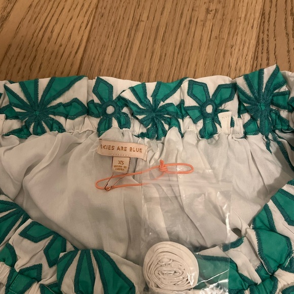 The cutest floral green and white off the shoulder blouse (new with tags) - Picture 4 of 4